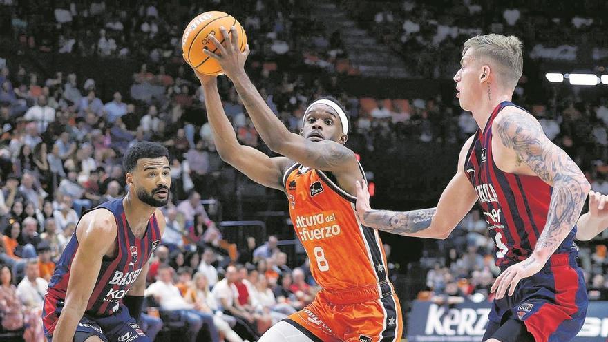 Montero, en una acción del partido de este domingo ante Baskonia.