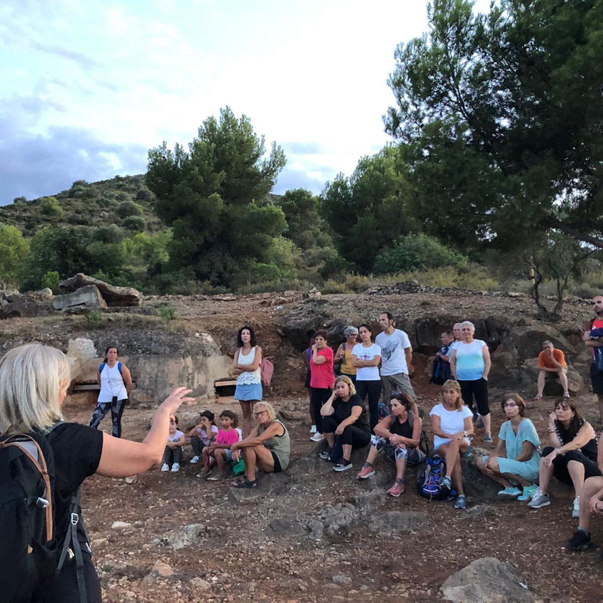 Desde l’Aula de la Natura se inician las rutas de natura y hay visitantes que quieren conocer todas las rutas diseñadas.