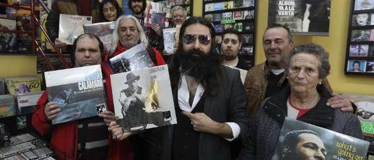 Lecter Bukosky, en el centro, con gafas, reivindicando la venta de discos durante la presentación de su último trabajo.