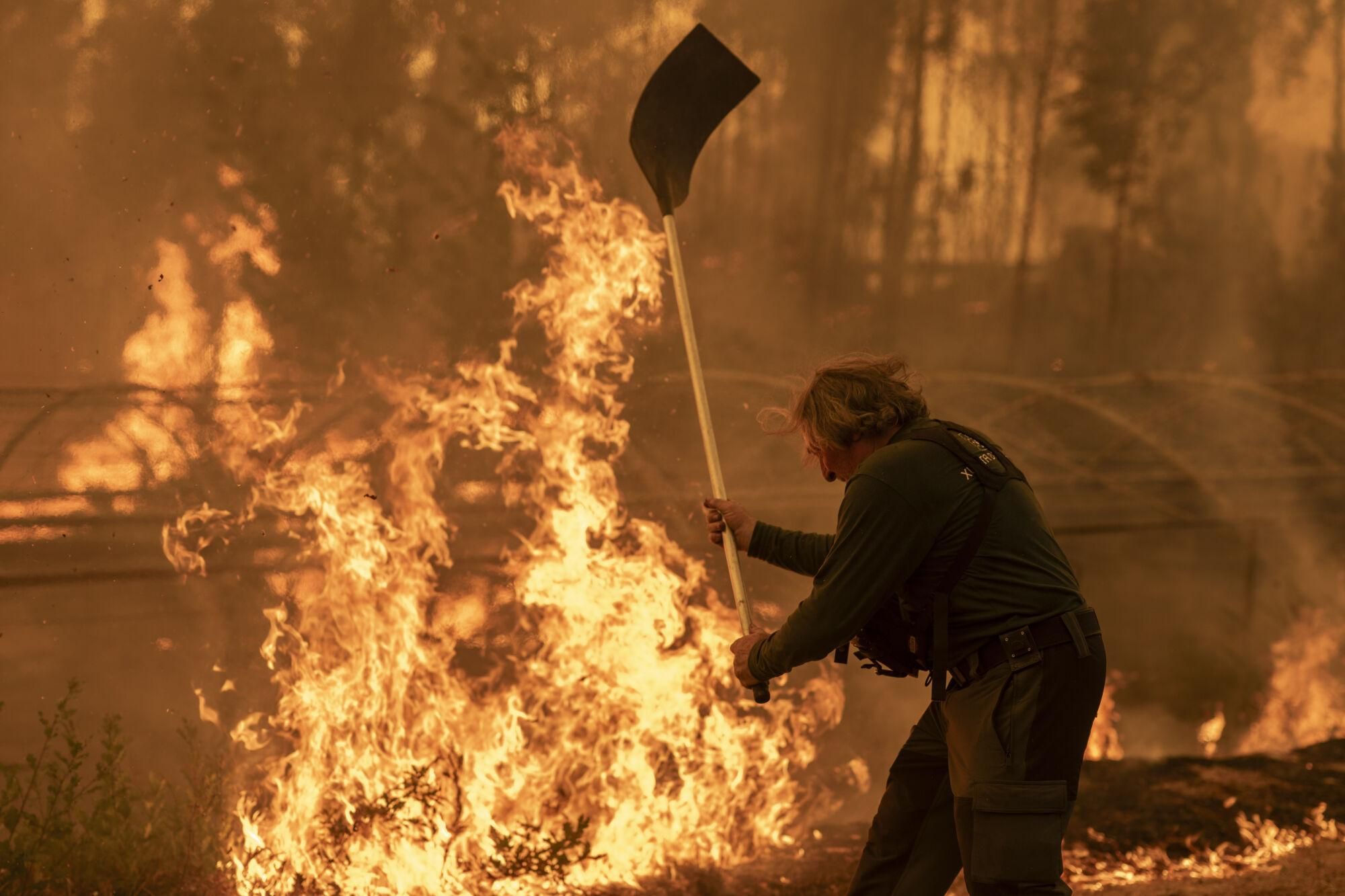 CARBALLEDA DE AVIA (OURENSE), 17/08/2025.- Un guarda forestal trabaja en labores de extinción del incendio forestal de Carballeda de Avia (Ourense) este domingo. La ola de incendios que afecta al noroeste de España no da tregua este domingo. Tras una semana de incendios que han causado tres muertos, miles de hectáreas quemadas y miles de desalojados por las llamas, el país se encuentra devastao. En la región de Galicia ardieron ya 50.000 hectáreas y en la de Castilla y León 3.500 personas permanecían fuera de sus hogares. EFE/ Brais Lorenzo
