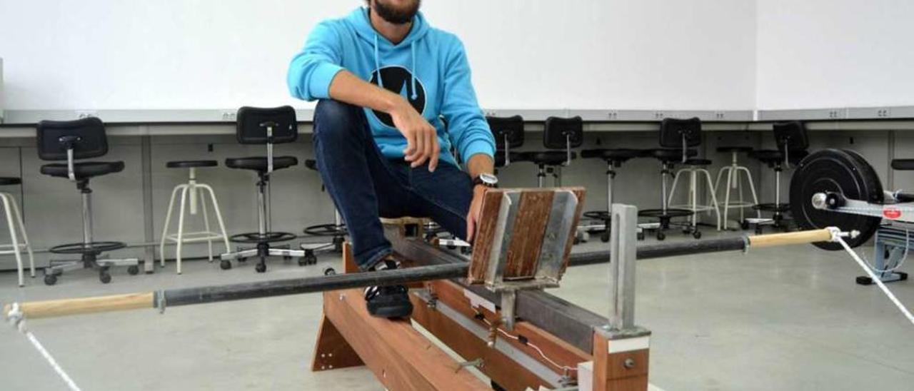 Javier Carballo, sobre el prototipo de ergómetro que diseñó. // Diario da Universidade de Vigo