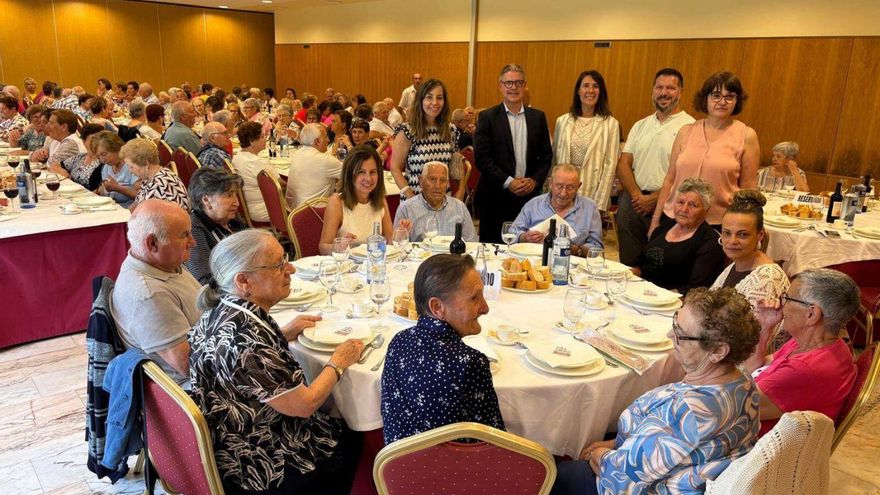 Un &quot;First Dates&quot; para mayores: 150 vecinos de Cangas del Narcea participan en un encuentro para &quot;ahuyentar&quot; la soledad
