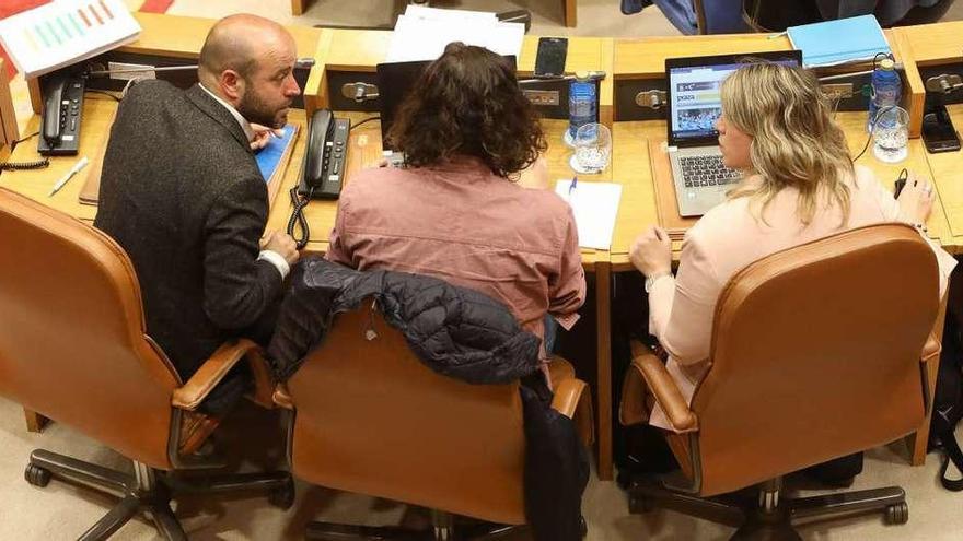 Los diputados de En Marea Luís Villares, Antón Sánchez y Carmen Santos conversan durante una sesión plenaria. // Xoán Álvarez