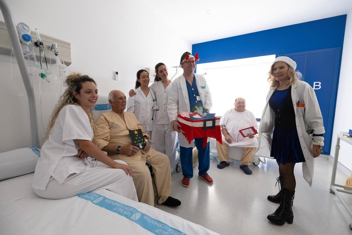 Imágenes de la entrega de felicitaciones navideñas a enfermos en el hospital Can Misses