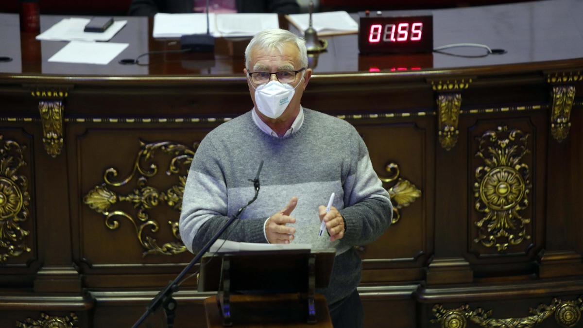 El alcalde Joan Ribó interviene en el pleno del Ayuntamiento de València.