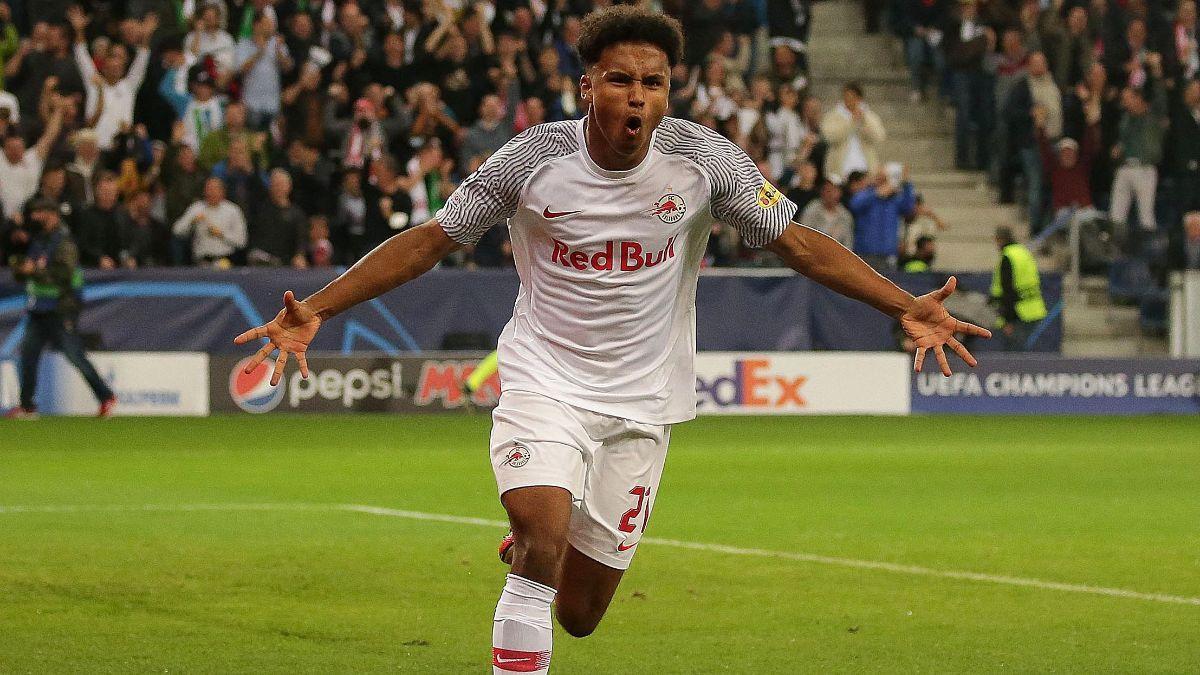 Karim Adeyemi celebra un gol con el Salzburgo