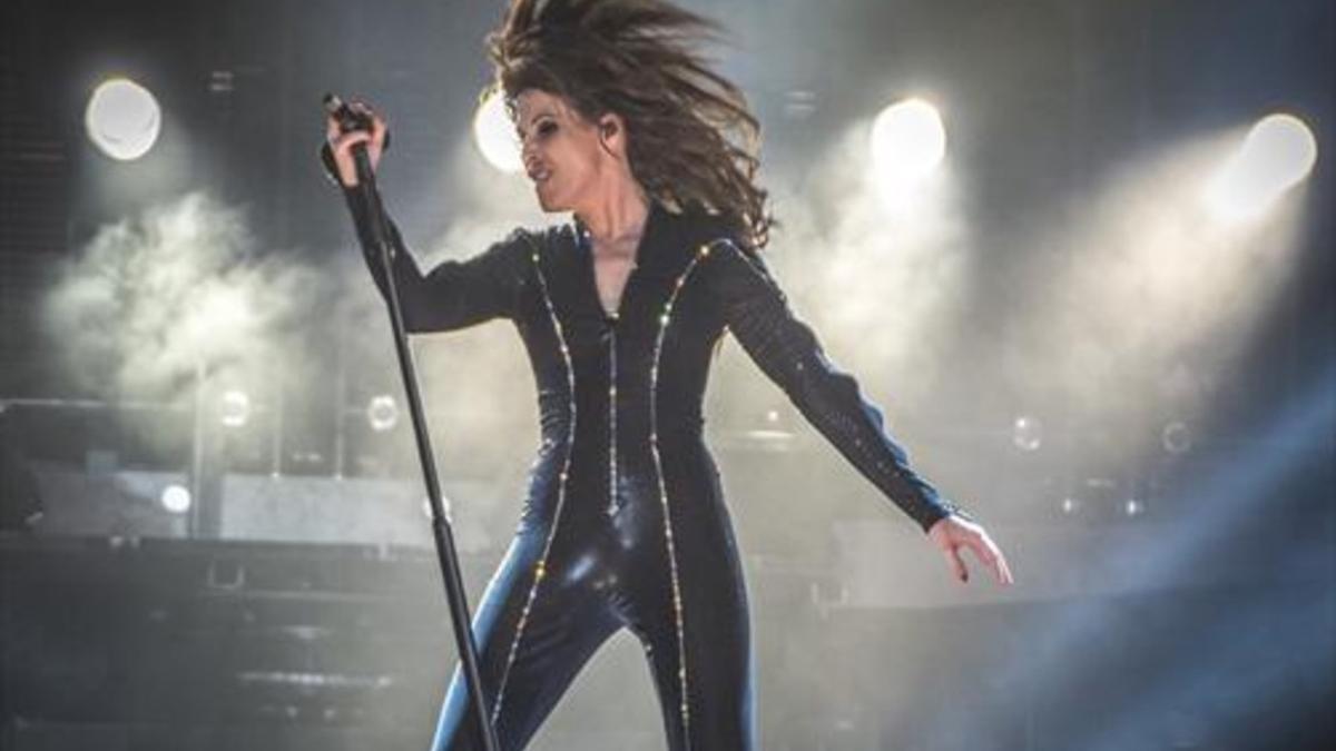 Malú, en un momento del concierto que ofreció el viernes en el Palau Sant Jordi.