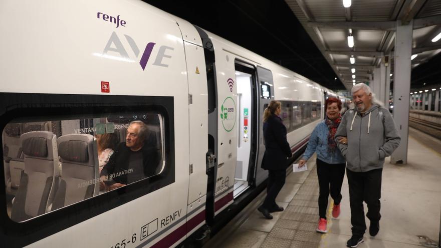 Los nuevos trenes Avril ya unen Asturias y Madrid: &quot;Es una pasada, es el AVE real&quot;