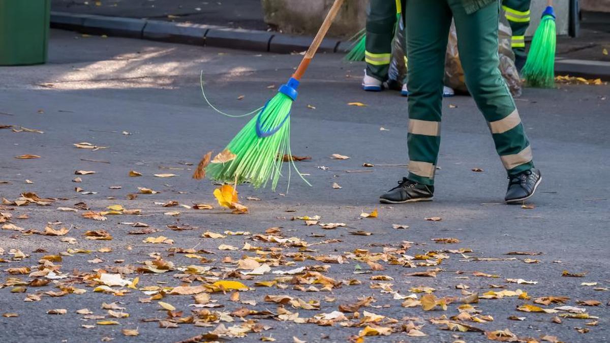 Un treballador netejant la via pública.