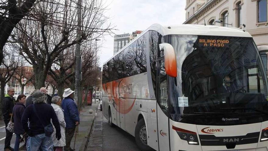 Cruceristas del &quot;Balmoral&quot;, dispuestos a subir al autobús que los devolvió ayer al barco.