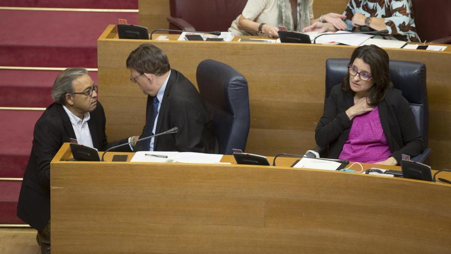 Mata, con Puig y Oltra, en el pleno de las Corts.