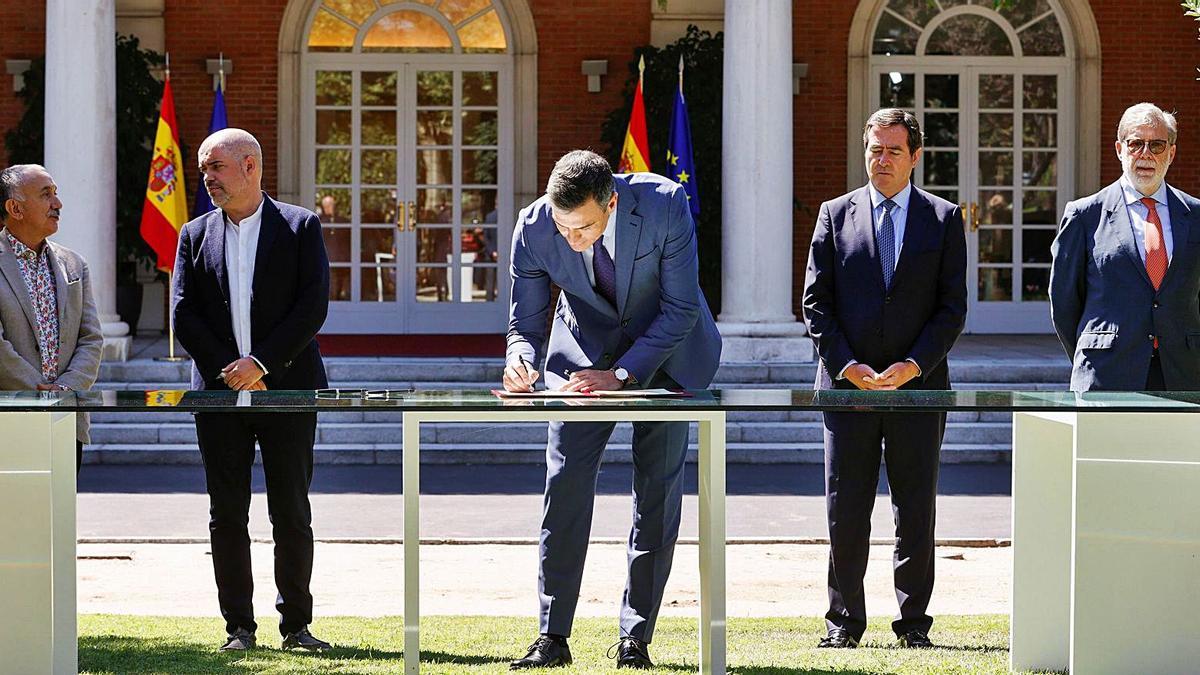 El presidente del Gobierno, Pedro Sánchez, escenificando la firma con los agentes sociales, ayer, en la Moncloa