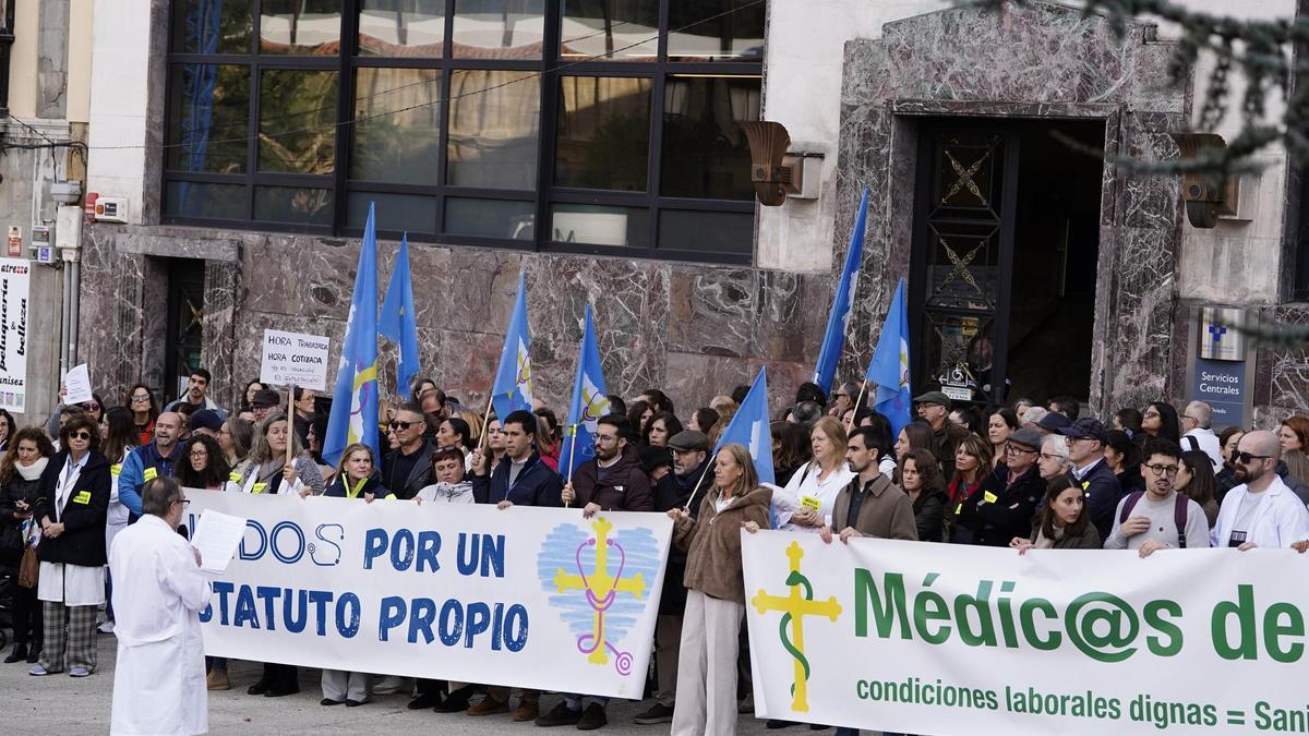 Concentración, este jueves, de médicos en oviedo.