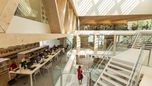 El interior de la biblioteca Gabriel García Márquez, en Barcelona, premiada en 2023 como la mejor del mundo.