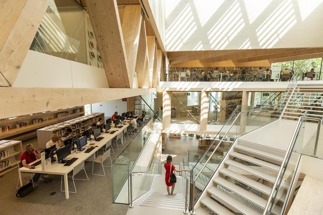 El interior de la biblioteca Gabriel García Márquez, en Barcelona, premiada en 2023 como la mejor del mundo.