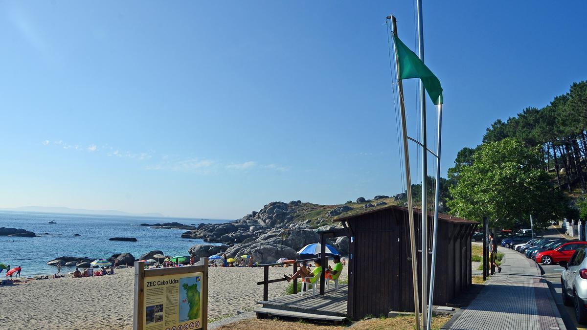 La playa de Lagos, en la parroquia de Beluso, tiene bandera azul desde hace años y es una de las más concurridas de Bueu.