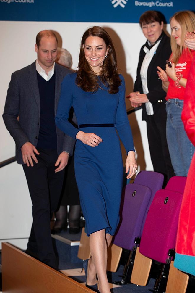 Kate Middleton presumiendo de silueta con un vestido azul