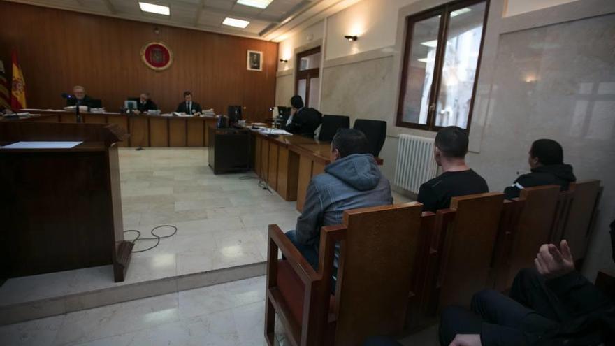 Los tres acusados en la causa, durante la vista previa celebrada ayer en la Audiencia Provincial de Palma.