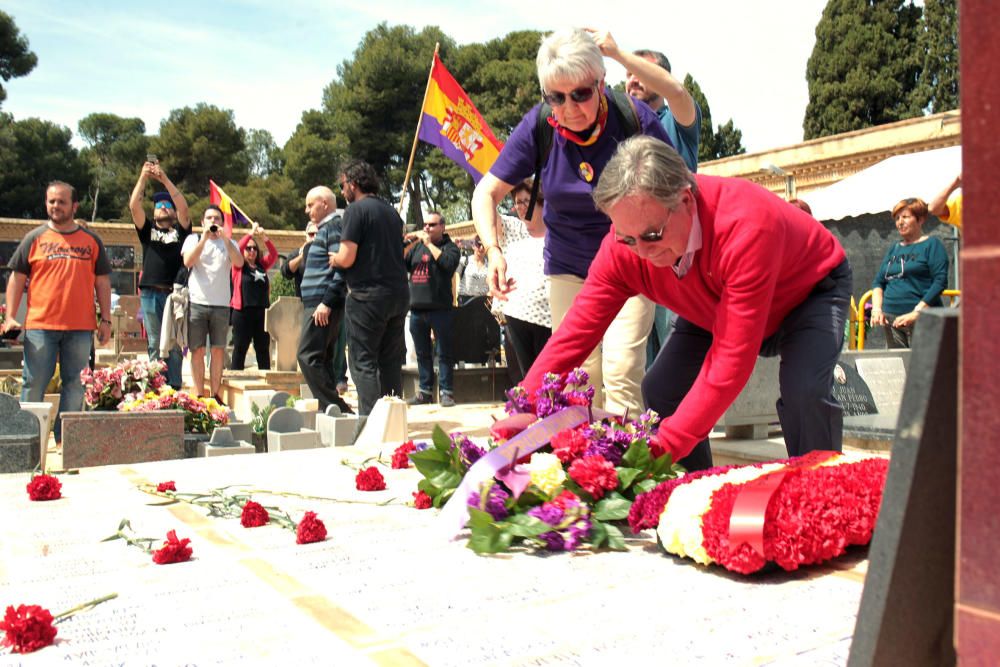 Homenaje a los fusilados en el cementerio de Paterna