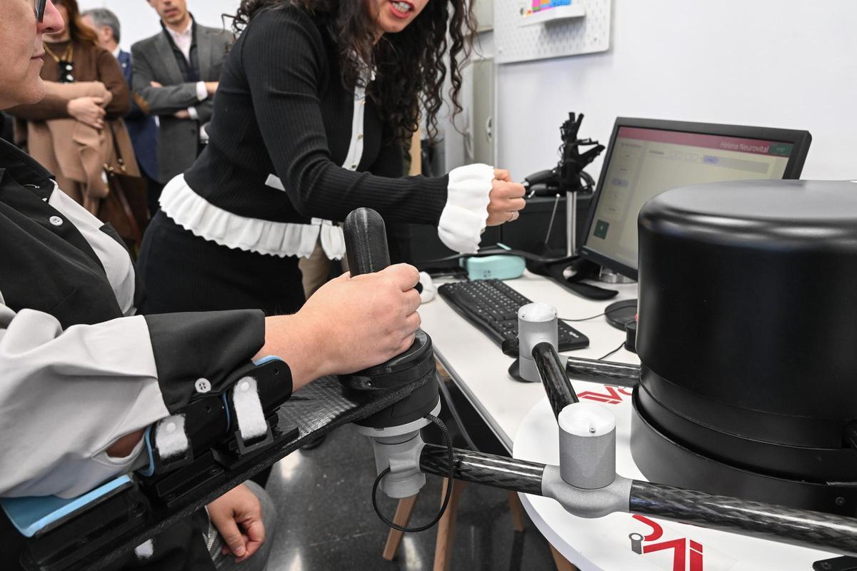 Los responsables de NeuroVital, la spin-off que surge en el Parque Científico de la UMH de Elche, expusieron el funcionamiento de las nuevas tecnologías para la rehabilitación neurológica