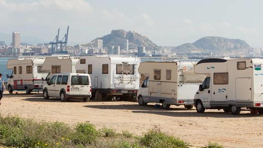 Imagen de algunas de las autocaravanas que estos días estacionan en la zona sur.