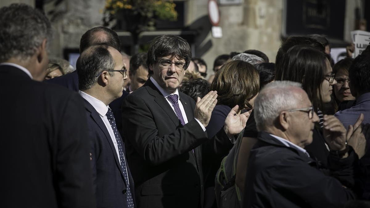 Puigdemont, durante la concentración en la plaza de Sant Jaume en protesta por el encarcelamiento de Jordi Sànchez y Jordi Cuixart.