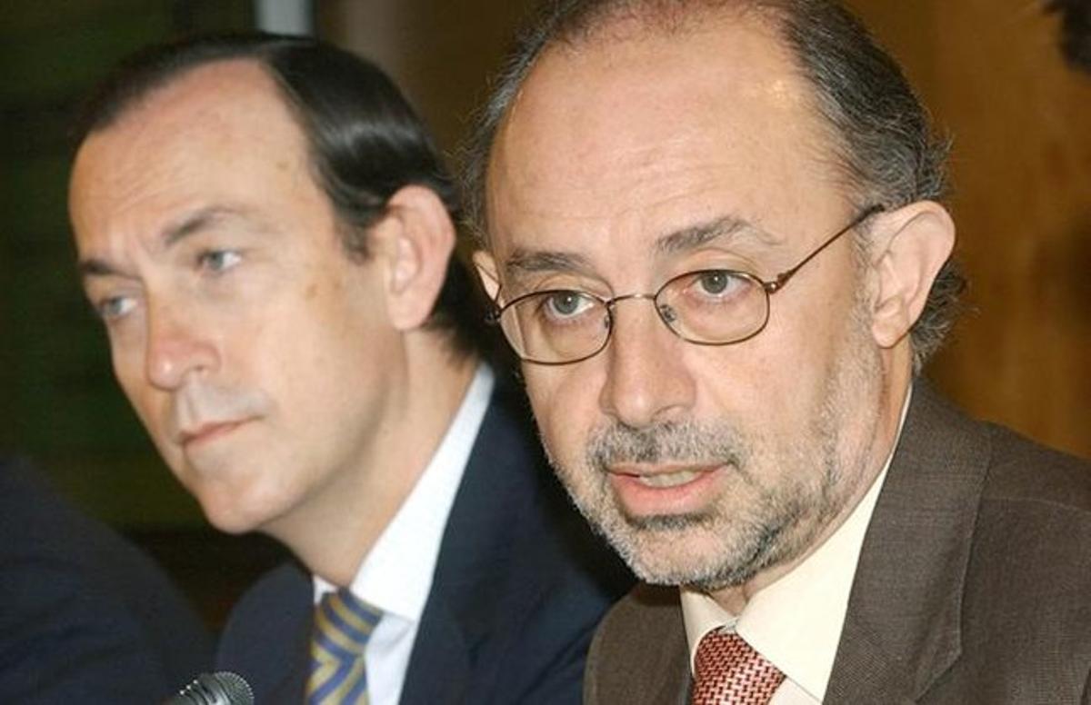 Estanislao Rodríguez Ponga va ser nomenat el 2000 director general de Tributs del Ministeri d’Hisenda, sent vicepresident i ministre d’Economia Rodrigo Rato i ministre d’Hisenda Cristóbal Montoro, al Govern de José María Aznar. El 2001 va assumir la Secretaria d’Estat d’Hisenda, participant en la reforma fiscal de la legislatura. A la imatge d’arxiu, Ponga (esquerra), amb Montoro.