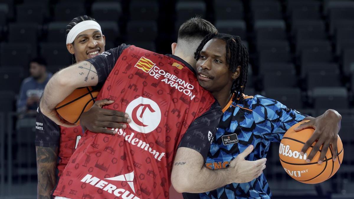 Brancou Badio saluda a los jugadores del Casademont Zaragoza.