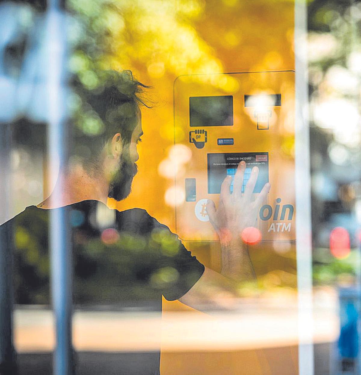 Un cliente utiliza un cajero automático de criptomonedas en un centro de BitBase en Barcelona
