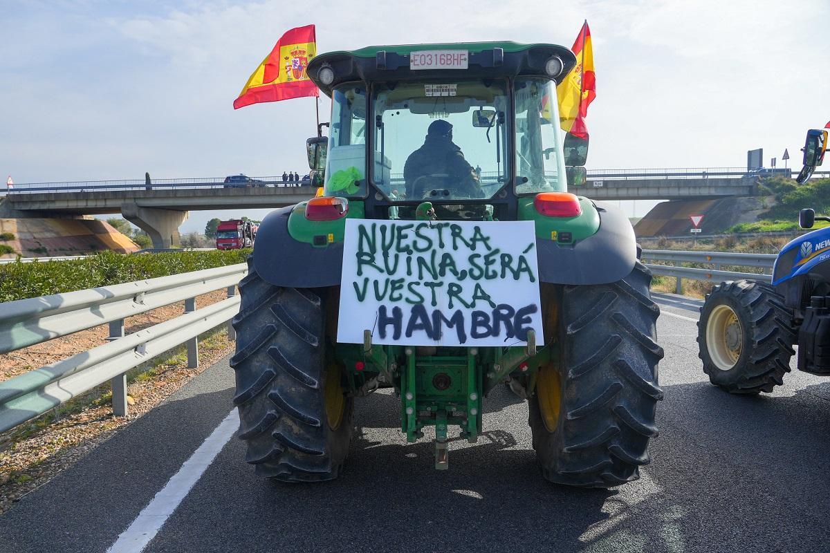 Uno de los tractores de las protestas de los agricultores, con una pancarta.