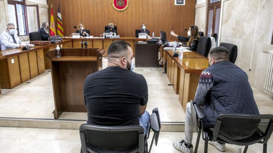 Los dos condenados, durante el juicio en la Audiencia. |