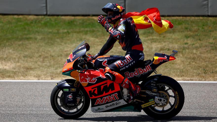 Augusto Fernández gana con suficiencia en Moto2 y Acosta acaba segundo
