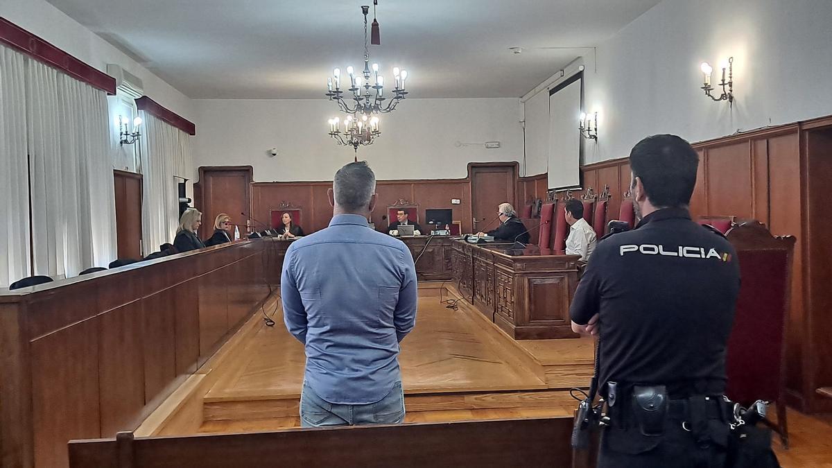 El acusado, de pie y con camisa azul, este jueves en el juicio en la Audiencia Provincial de Badajoz.