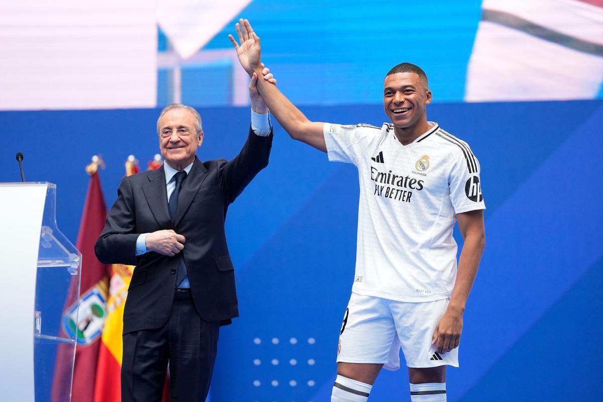 Florentino Pérez presenta a Kylian Mbappé como nuevo jugador del Real Madrid en el Estadio Santiago Bernabéu.