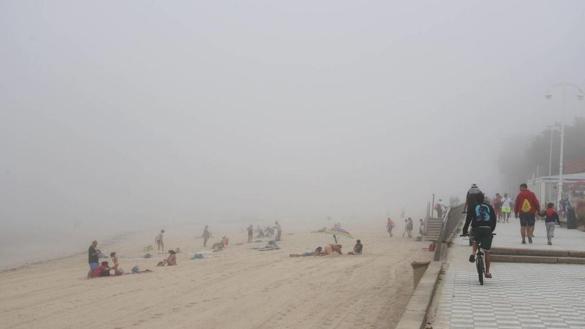 La niebla da un respiro: las brumas matinales en la fachada costera oeste de Galicia refrescan los termómetros en Samil.