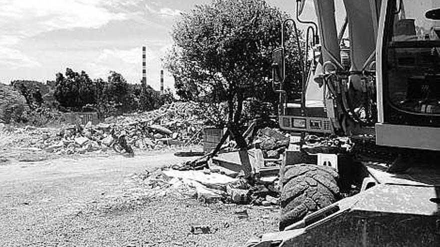 el antes y el después de un barrio. La pala de El Musel, ayer, tras derruir las viviendas. A la derecha, vecinos del Alto en un encuentro, hace sólo un año, con las casas en pie.