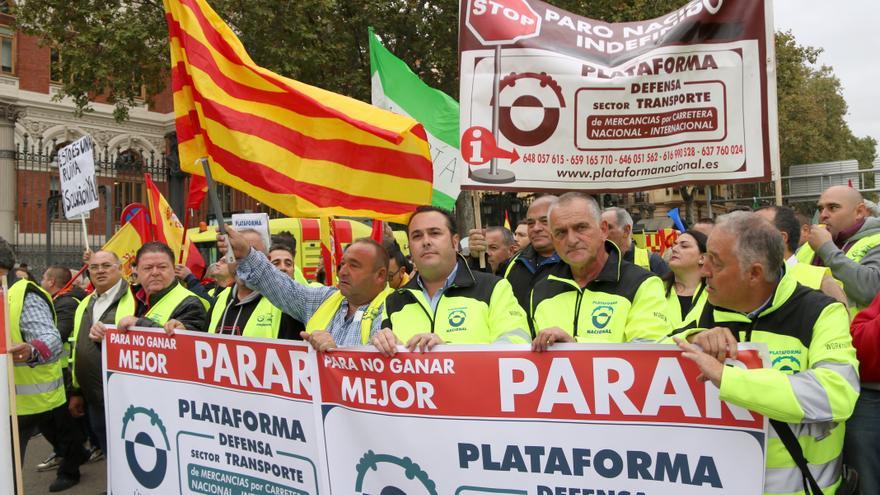 Centenars de transportistes es manifesten al centre de Madrid en el primer dia d&#039;aturada del sector