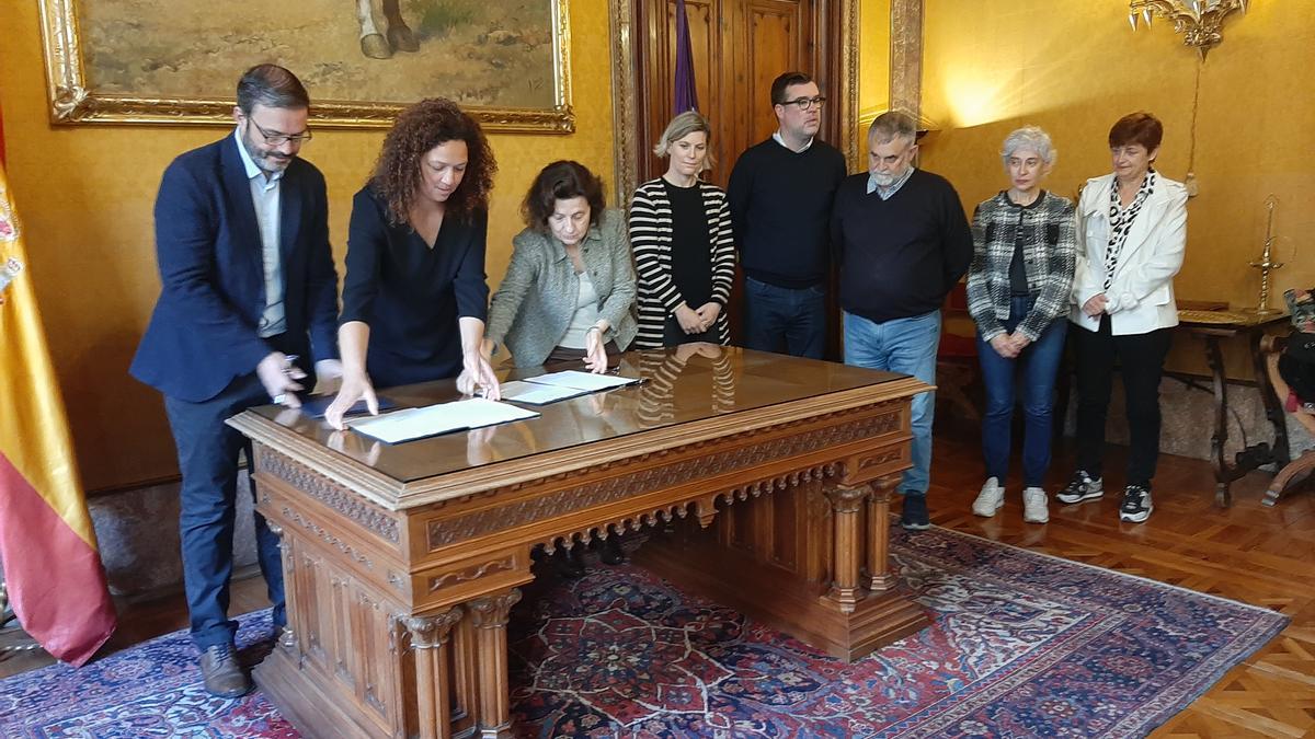 El alcalde de Palma, José Hila, la presidenta del Consell, Catalina Cladera, y la consellera  d'Afers Socials, Fina Santiago, han firmado esta mañana el convenio.