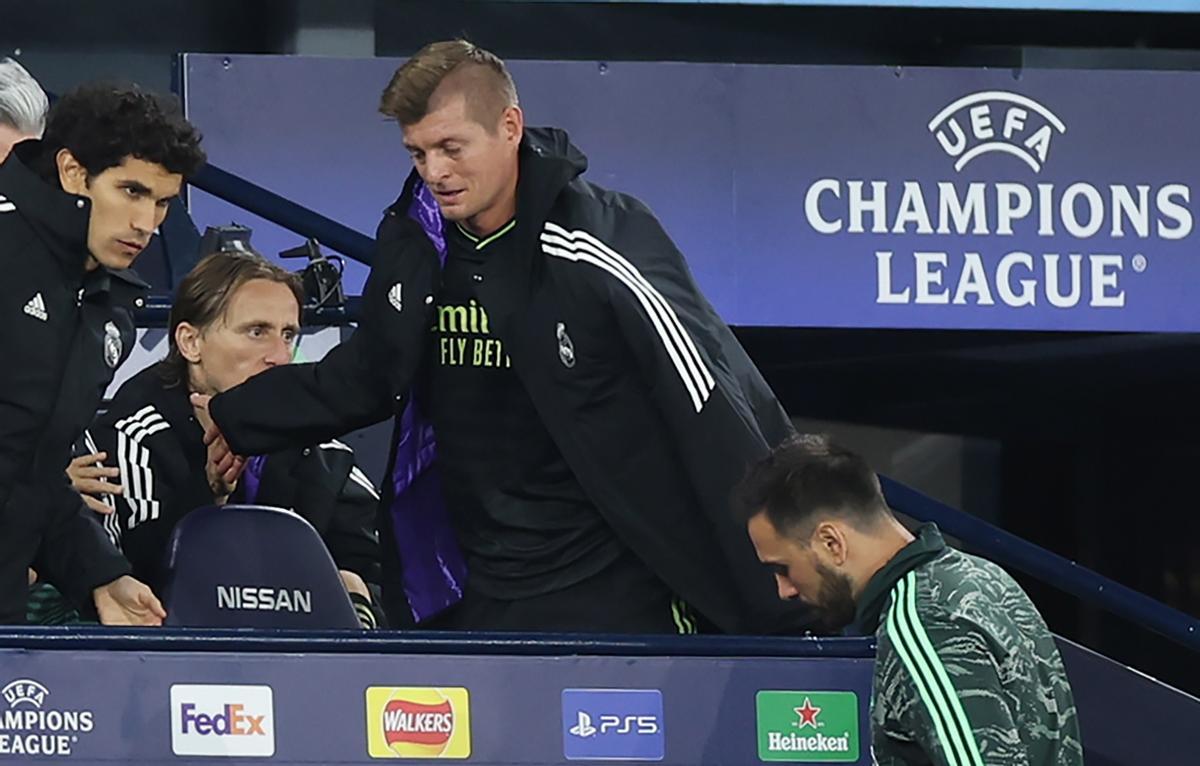 Toni Kroos y Luka Modric, en el banquillo durante la derrota del Real Madrid ante el Manchester City.