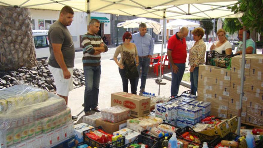 Las autoridades locales e insulares observan la comida donada. | e.c.