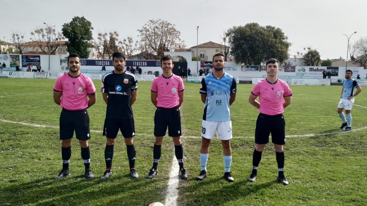 Los capitanes de Llerenense y Trujillo junto al trío arbitral.