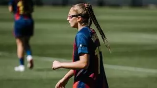 Noa Jiménez, la defensa versátil de las gafas rosas