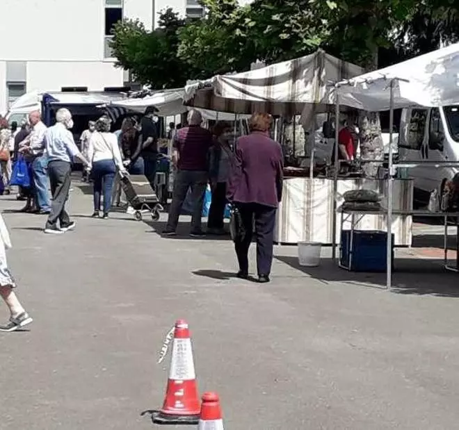 El "salomónico" reparto del mercadillo de Sama: El Ayuntamiento se plantea dejar unos puestos en el parque Dorado y llevar otros al centro