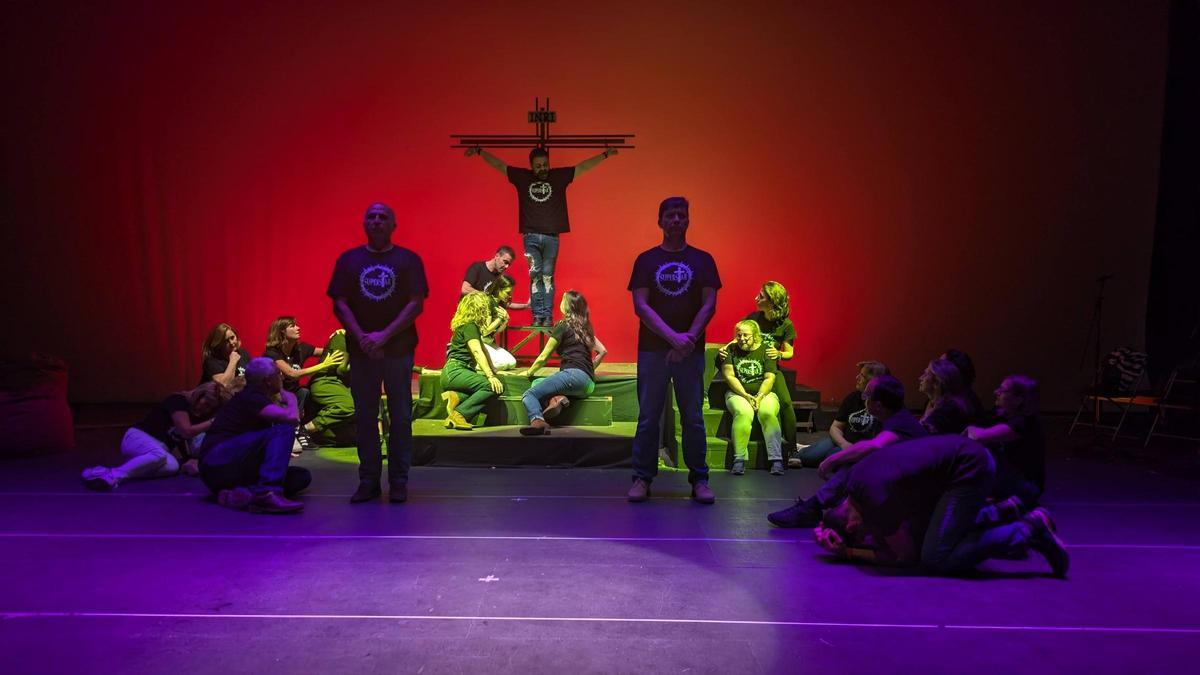 Miembros dle elenco, en uno de los útlimos ensayos del musical 'Superstar'.