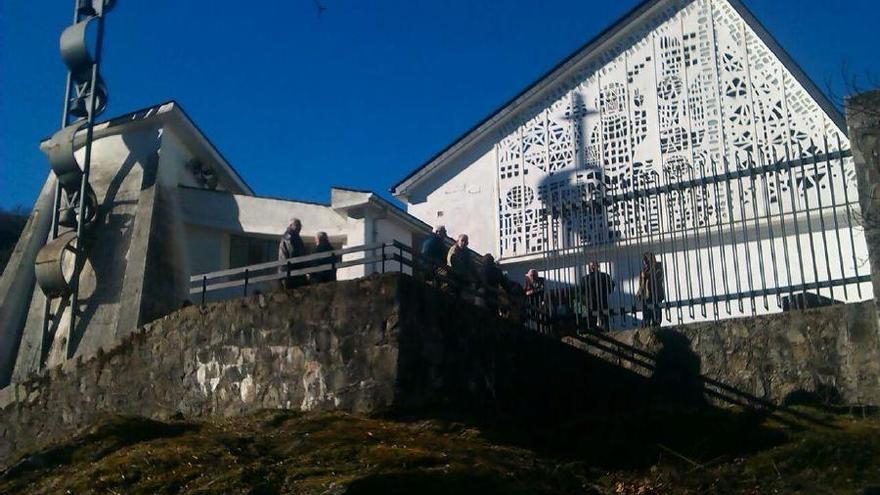 Vecinos ante la iglesia de Ribadelago