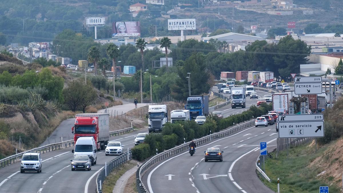 La A-31 a su paso por Elda-Petrer, con retenciones por una obras, en una imagen de archivo