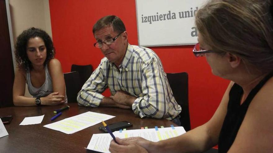 Los concejales Llarina González, Alejandro Cueli y Carmen Conde, ayer, en la sede de IU.