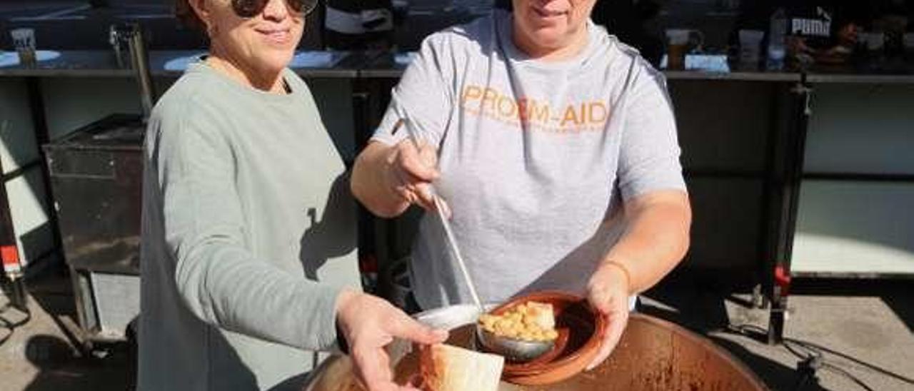 Reparto de garbanzos durante el pasado festival solidario. // Muñiz