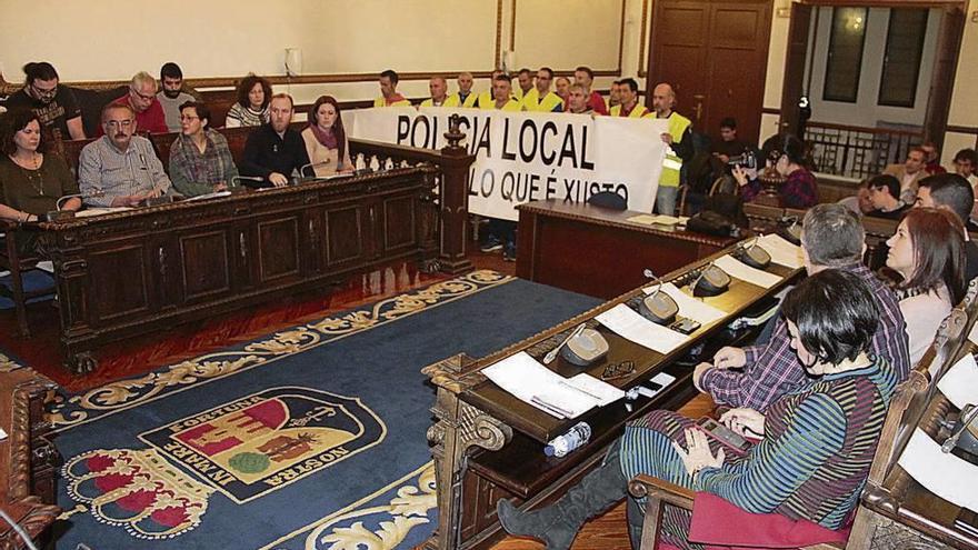 Agentes de la Policía Local exhibieron una reivindicación laboral en el pleno. // Santos Álvarez