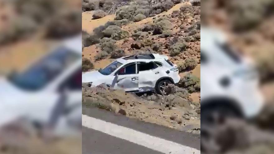 Un coche de alquiler se sale de la carretera, cae y vuelca en el Parque Nacional del Teide